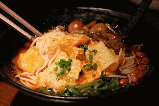 网友爆料视频螺蛳粉店,这家螺蛳粉店竟如此火爆，排队人潮涌动！  第1张